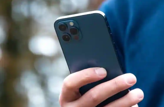 苹果同意让俄罗斯在iPhone上预安装本地应用